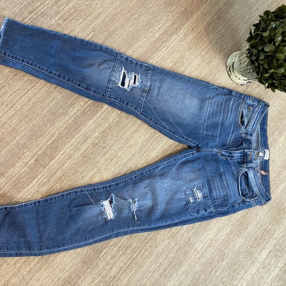 SNEAK PEEK | Mid-rise Distressed Patch Jeans - Picture 2 of 6